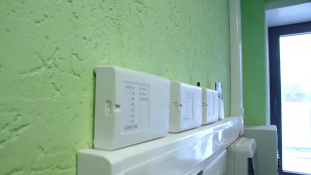 Distintos Sensores Controladores Con Centralita Pared Verde Edificio Residencial Contemporáneo — Vídeo de stock