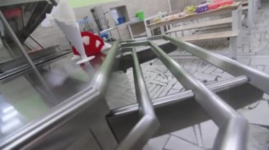 Boş okul kantininde cam sergilenen tepsiler için metal çubuklar ve farklı taze yiyecekler.