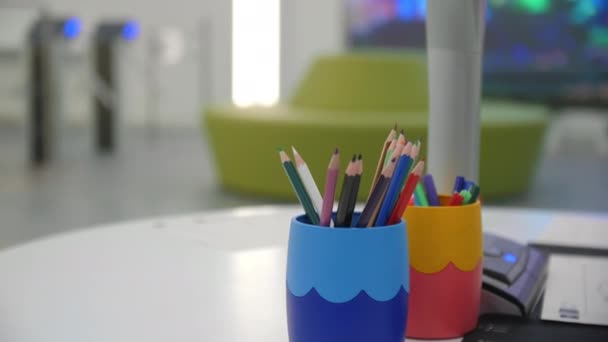 Titulares Com Lápis Cor Marcadores Para Crianças Arte Mesa Corredor — Vídeo de Stock