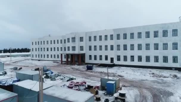 Gran Edificio Oficinas Con Techo Plano Sitio Construcción Cubierto Nieve — Vídeos de Stock