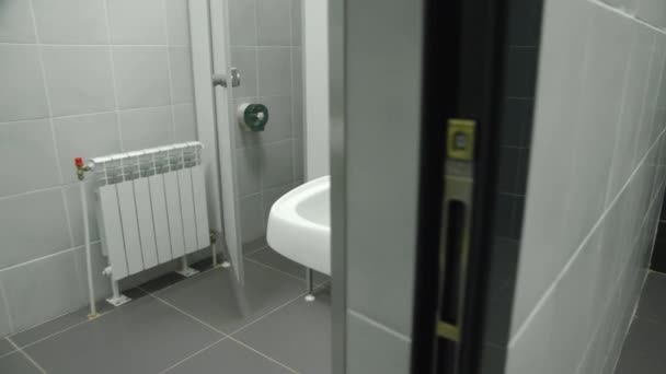 Маленький Пустой Общественный Туалет Чистой Раковиной Открытыми Дверями Туалетных Кабин — стоковое видео