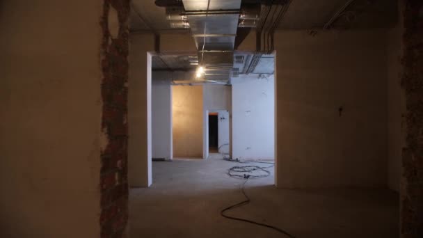 建筑工地用混凝土墙和电缆在地面上重建的空旷走廊 — 图库视频影像