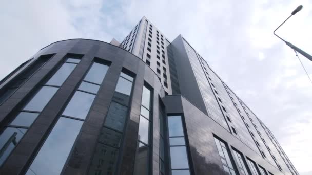 Elegante Edificio Centro Negocios Con Ventanas Fachada Centro Ciudad Bajo — Vídeo de stock