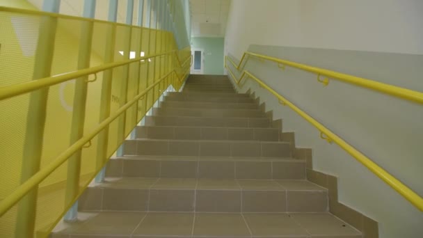 Geflieste Treppe Mit Gelben Geländern Für Kinder Und Erwachsene Flur — Stockvideo