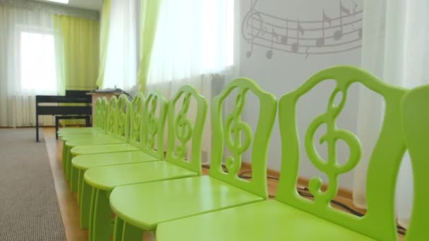 Pequeñas Sillas Verdes Notas Musicales Pared Para Niños Pequeños Aula — Vídeo de stock