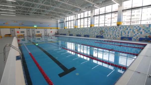 Großes Leeres Schwimmbad Mit Transparentem Wasser Das Riesige Fenster Für — Stockvideo