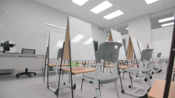 Studenci Miejsca Pracy Tablicą Sztalugi Krzesła Lekkiej Klasie Szkoły Artystycznej — Wideo stockowe