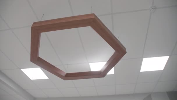 Trä Hexagon Dekorativa Element Hänger Taket Med Glödande Led Lampor — Stockvideo