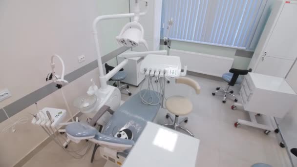 Departamento Dentário Clínica Contemporânea Com Cadeiras Dentista Equipamentos Tratamento Cabines — Vídeo de Stock