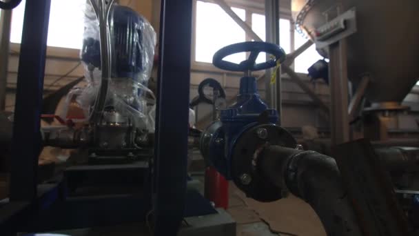 现代生产厂密闭车间内的金属管法兰和阀门 天然气运输线 — 图库视频影像