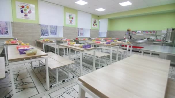 Fából Készült Asztalok Egészséges Ételekkel Italokkal Gyerekeknek Üres Iskolai Menzán — Stock videók