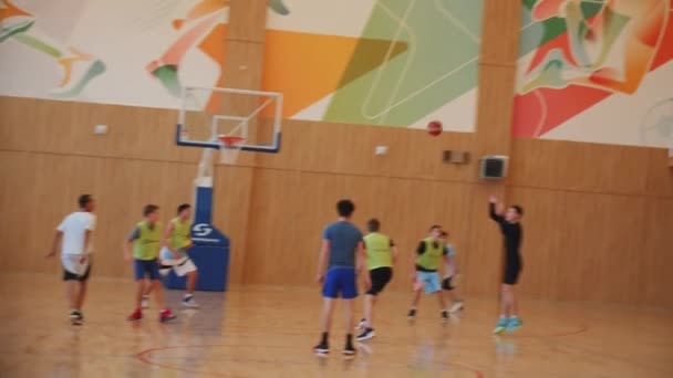 Kazan Tatarstan Russia 2021年10月5日 活動的な10代の男の子のグループは 10月5日にカザンでスポーツスクールスローモーションの広々としたジムでの競争のためのバスケットボールのトレーニングを果たしています — ストック動画