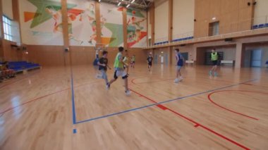 KAZAN, TATARSTAN RUSSIA - 052021: Gençler, Kazan 'da 2005 Ekim' inde okul spor salonunda basketbol antrenmanı sırasında top atıyor ve gol atan takım basketi atıyor.