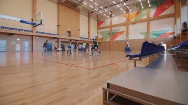 KAZAN, TATARSTAN RUSSIA - 052021: Bir grup çocuk, okul spor salonunda ağır çekimde şampiyonluk maçına hazırlanıyor. Gençler için Kazan 'da 2005 Ekim' inde spor
