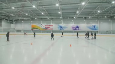 KAZAN, TATARSTAN RUSSIA - 052021: Çocuklar spor stadyumundaki büyük ve modern buz arenasında yavaş çekimde kayıyorlar. 2005 Ekim 'inde Kazan' da genç sporcular için yer ve ekipman