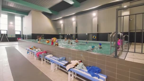 Kazan Tatarstan Russland Oktober 2021 Kinder Schwimmen Und Spielen Bälle — Stockvideo