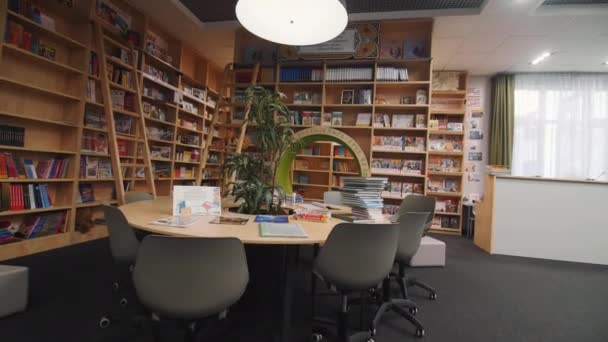 Kazan Tatarstan Russia Październik 2021 Jasno Oświetlona Sala Nowoczesnej Biblioteki — Wideo stockowe