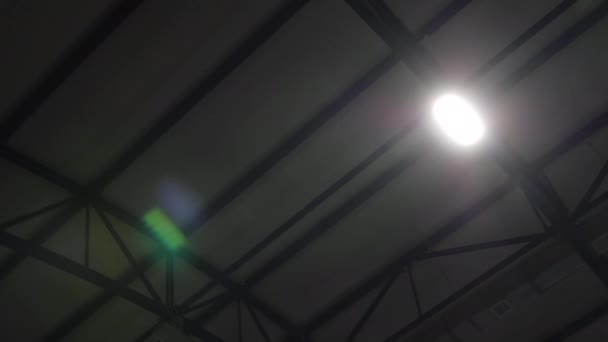 Carcasa Vigas Metal Brillante Lámpara Led Techo Semicírculo Gran Hangar — Vídeos de Stock