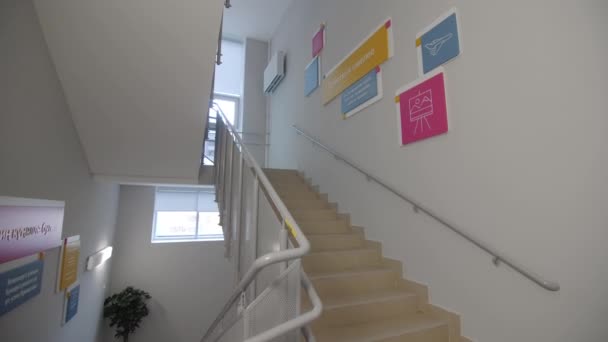 Цветные Фотографии Мотивирующие Надписи Стене Пустой Лестнице Отреставрированном Здании Школы — стоковое видео