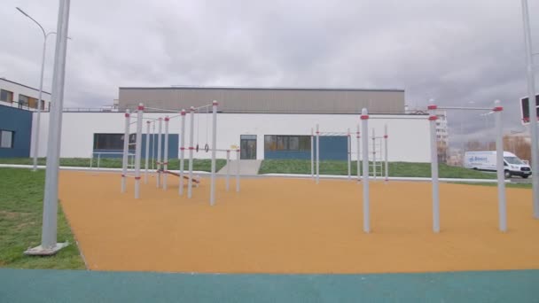 Bulutlu Bir Günde Spor Salonunun Bahçesinde Spor Barları Merdivenleri Olan — Stok video