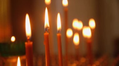 Son derece yakın hizmette Hristiyan kilisesinde ince adak mumları yakmak. Tanrı 'ya tapmanın sembolü