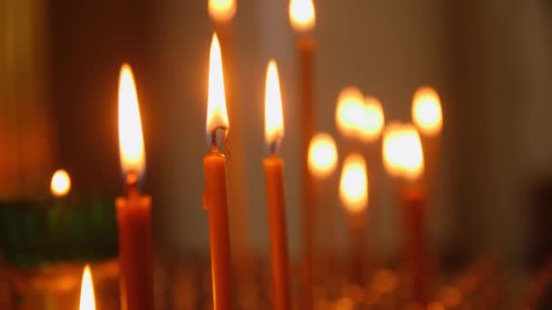 기독교 교회서 사람들의 촛불을 가까이 예배를 하느님의 숭배의 — 비디오