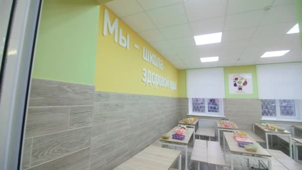 러시아어 텍스트 School Healthy Food Wall 테이블에 제공되는 간식을 학생들을 — 비디오