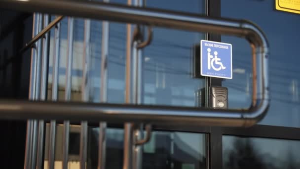 为当代商务中心特写镜头的残疾游客提供带门铃的入口 对残疾人的安慰 — 图库视频影像