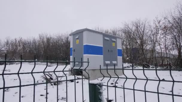 Pequeño Edificio Transformador Eléctrico Con Cuadros Distribución Metálicos Suelo Nevado — Vídeos de Stock