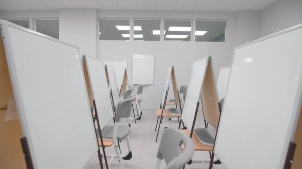 空の芸術学校の教室の閉鎖の学生のための折りたたみホワイトボードのイーゼルと椅子の行 教育機器 — ストック動画