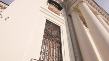 KAZAN, TATARSTAN RUSSIA - 09 Ekim 2022: Hristiyan kilise binasının penceresinde dövülmüş kafes sokak alçak açılı çekimde sütunlarla süslenmiş. Mimari stil 09 Ekim 'de Kazan' da