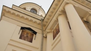 KAZAN, TATARSTAN RUSSIA - 09 Ekim 2022: Hristiyan Azizler, Kazan 'da 09 Ekim' de şehrin alçak açılı çekimlerinde sütunlarla süslenmiş ortodoks kilise binasının beyaz cephesinde simgeler