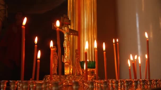 Kazan Tatarstan Russia 2022年10月9日 在东方基督教教堂关闭的金色十字架附近点燃蜡烛 2009年10月9日在喀山举行的传统礼拜和祈祷活动 — 图库视频影像