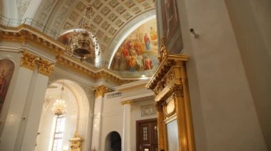 KAZAN, TATARSTAN RUSSIA - 09 Ekim 2022: Kazan 'da geleneksel Ortodoks Hıristiyan Kilisesi' nin boş dekore edilmiş salonunda Kubbe üzeri tempo üzerine İncil sahnesi