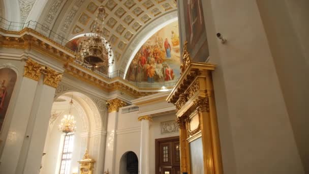 2022年10月9日 在喀山传统正统派教堂空旷的装饰大厅里 场景在穹顶上的画面 — 图库视频影像