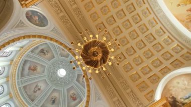 KAZAN, TATARSTAN RUSSIA - 09 Ekim 2022: Parlak lambalı zarif avize, kemer tavanında asılı ve Hristiyan kilisesi alt manzara kamerası ile 09 Ekim 'de Kazan' da dönüyor