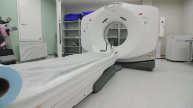 KAZAN, TATARSTAN RUSSIA - 09 Ekim 2022: Çağdaş hastanedeki muayene odasında manyetik rezonans görüntüleme ve hasta koçluğu. Tıbbi test ekipmanları 9 Ekim 'de Kazan' da