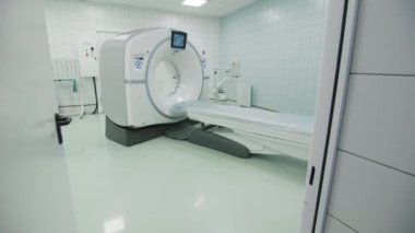 KAZAN, TATARSTAN RUSSIA - 09 Ekim 2022: Modern hastanenin boş odasında muayene yapan hastalar için bilgisayar tomografi tarayıcısı. 9 Ekim 'de Kazan' da tıbbi ekipman