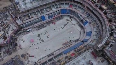 Oval hokey stadyum binası inşaat alanındaki hava manzarasında aletler ve malzemelerle. Şehir Geliştirme