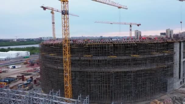 Hohe Turmdrehkräne Der Nähe Des Künftigen Sportstadionbaus Auf Der Baustelle — Stockvideo