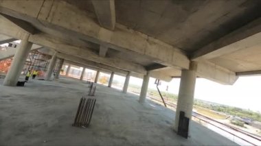 Büyük spor stadyumunun havadan manzarasında katlar ve tamamlanmamış beton tribünler arasındaki boşluk.