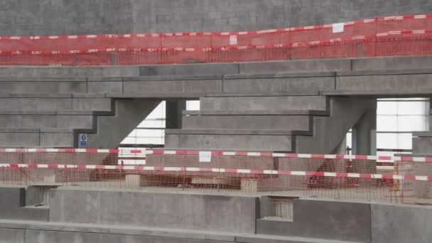 ホッケースタジアム建設現場での観客の場所と赤フェンスの具体的な基盤 新しい陸上競技場 — ストック動画