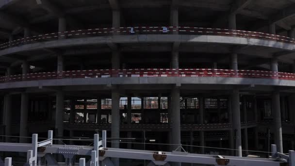Concrete Sportstadion Gebouw Met Stalen Dak Karkas Bouwplaats Vogelperspectief Stadsontwikkeling — Stockvideo