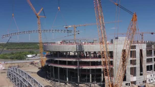 Guindastes Contemporâneos Levantam Detalhes Carcaça Telhado Estádio Esportivo Construindo Canteiros — Vídeo de Stock
