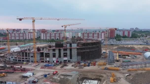 Guindastes Altos Perto Construção Estádio Esportes Inacabados Com Armações Metálicas — Vídeo de Stock