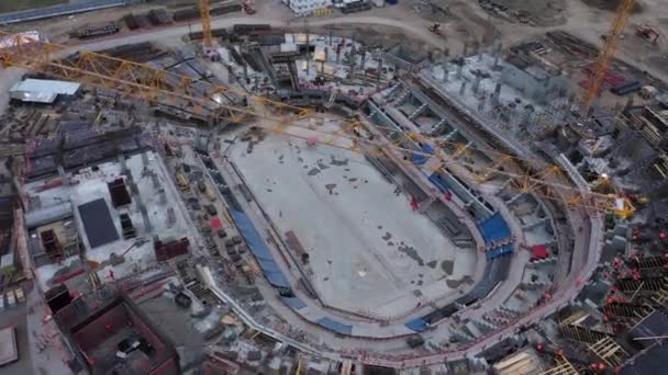 Budowa Nieukończonego Stadionu Sportowego Maszynami Budowlanymi Dzielnicy Miasta Ponury Dzień — Wideo stockowe