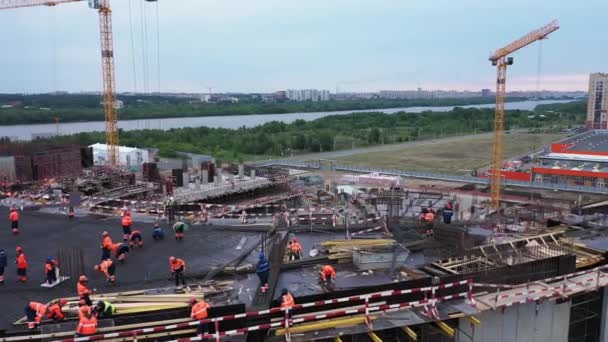 Equipo Constructores Profesionales Trabaja Techo Construcción Del Estadio Deportivo Contra — Vídeo de stock