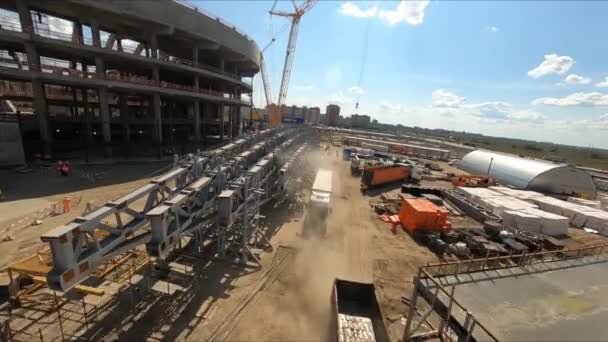 Bouwmaterialen Vrachtwagens Metalen Frames Buurt Van Sportarena Bouwplaats Stad Zonnige — Stockvideo