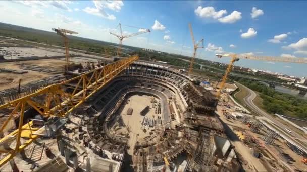 Montaje Estadio Deportivo Con Grúas Altas Trabajadores Profesionales Sitio Construcción — Vídeos de Stock