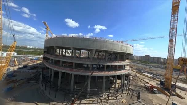 Gru Gialle Vicino All Arena Sportiva Calcestruzzo Incompiuto Costruzione Cantiere — Video Stock